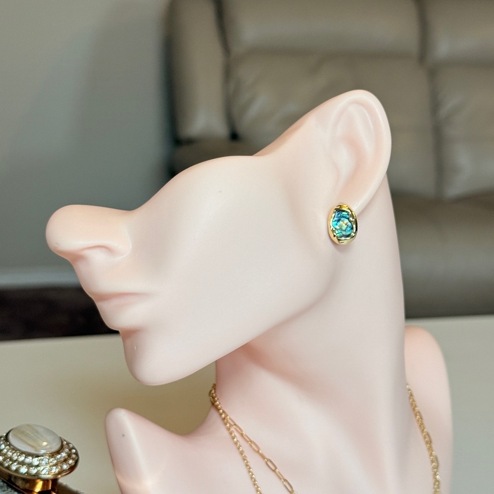 Elegant Gold and Green Earrings - Picture 3 of 6